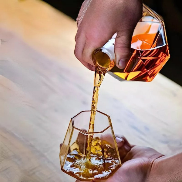 Karahvi, 2 lasia ja kivikuutiot -setti "DELUXE DIAMOND"