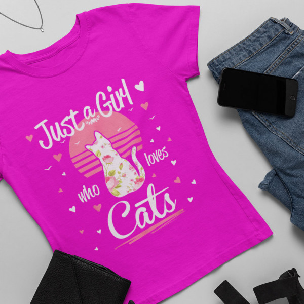 Naisten t-paidat "Just a girl who loves cats"