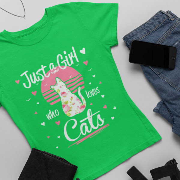 Naisten t-paidat "Just a girl who loves cats"