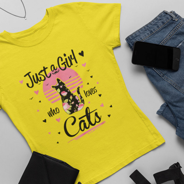 Naisten t-paidat "Just a girl who loves cats"