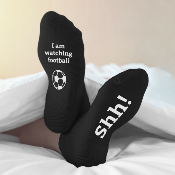 Sukat painatuksilla pohjassa "I am watching football"