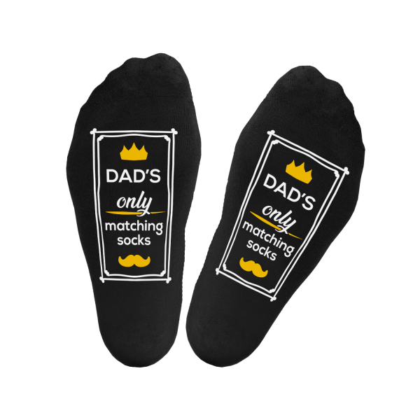 Sukat painatuksilla pohjassa "Dad's only matching socks"