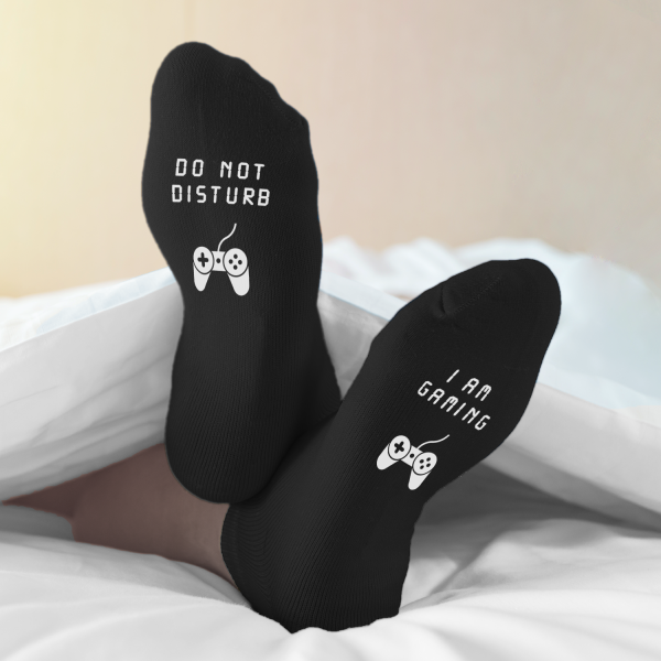 Sukat painatuksilla pohjassa "I am gaming, do not disturb"