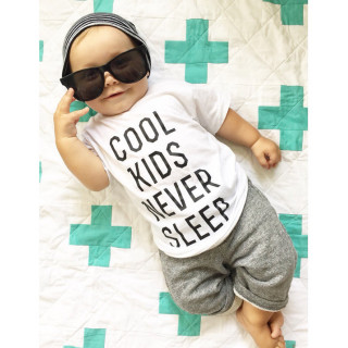 Lasten t-paidat "Cool Kids Never Sleep"