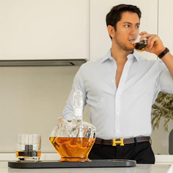 Karahvi ja 2 lasia setti ''Keskisormi''