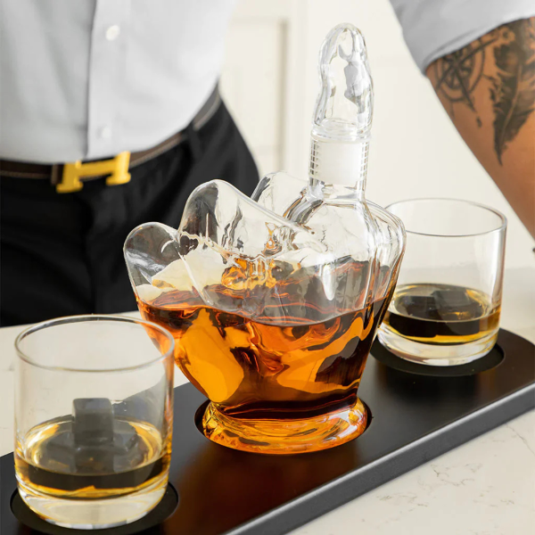 Karahvi ja 2 lasia setti ''Keskisormi''