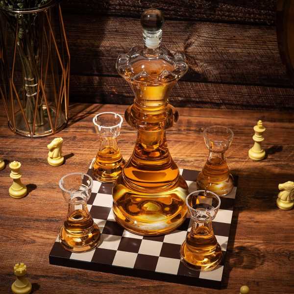 Karahvi ja 4 lasia setti ''Royal Chess''