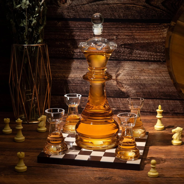 Karahvi ja 4 lasia setti ''Royal Chess''