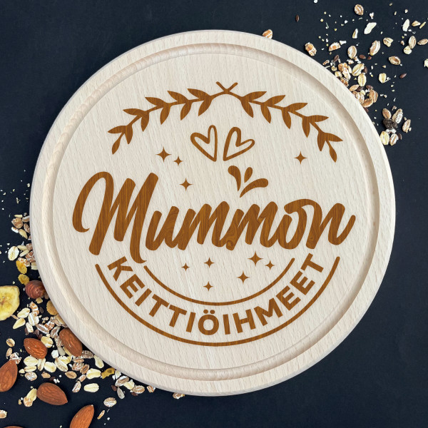 Kaiverrettu pyöreä leikkuulauta "Mummon keittiöihmeet" Kaiverrettu pyöreä leikkuulauta "Mummon keittiöihmeet"