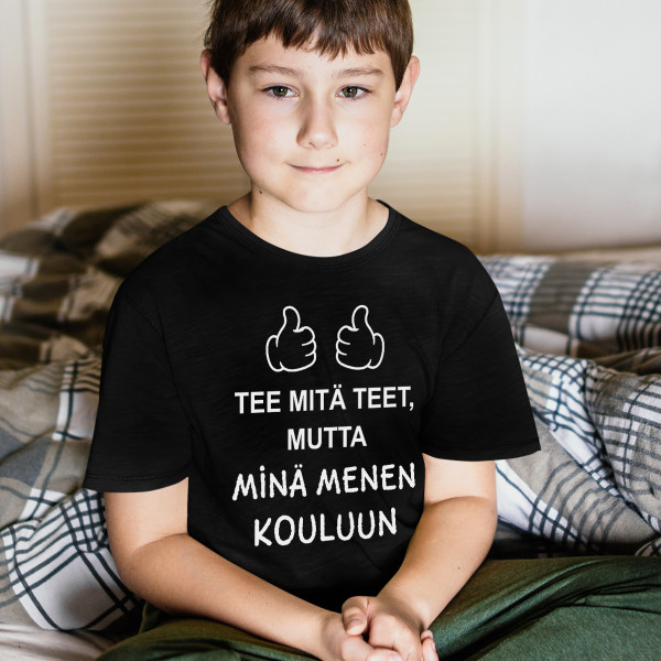 Lasten t-paita "Menossa kouluun"