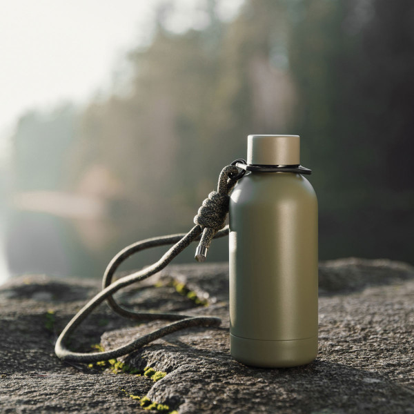 Metallinen termospullo "VINGA Parks" kaiverretulla tekstilläsi (400ml)