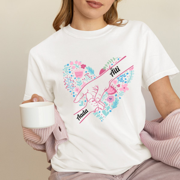 Naisten t-paita "Äidin sydän" valituilla lasten nimillä