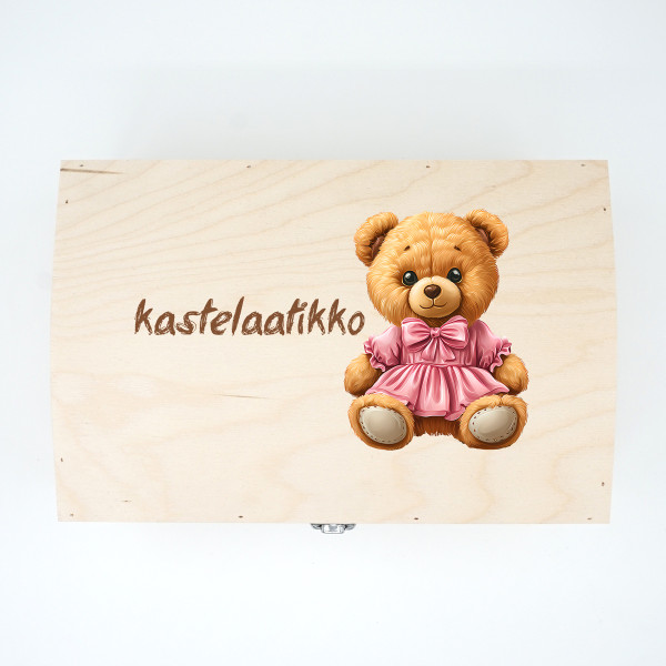 Puinen muistorasia "Kastelaatikko nallekarhulla"