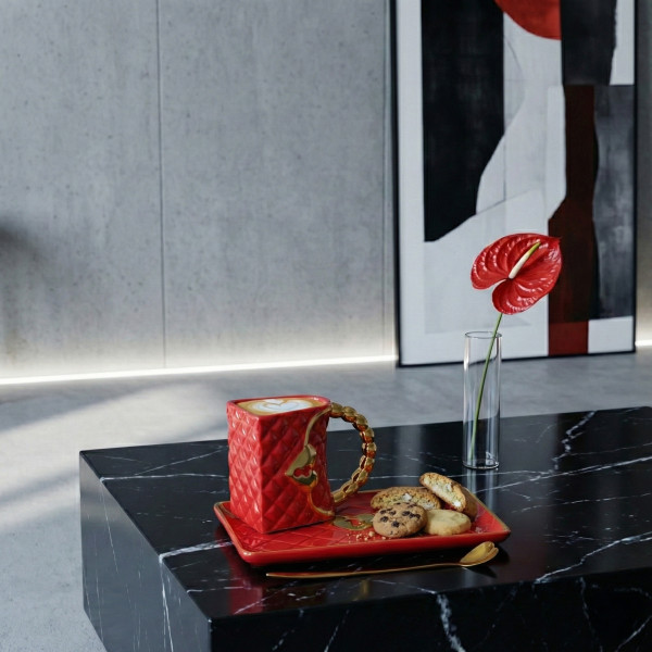 Muki ”Käsilaukku” lautasella ja sydämenmuotoisella lusikalla