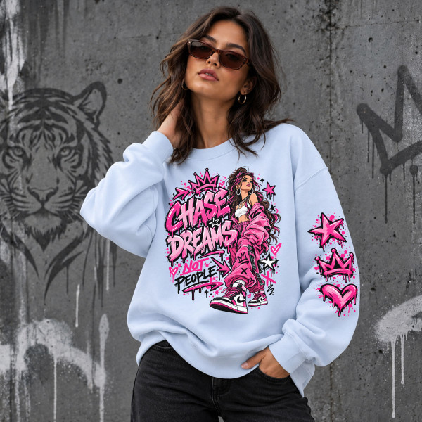 Unisex-collegepaita pastellisävyissä "Chase dreams, not people"