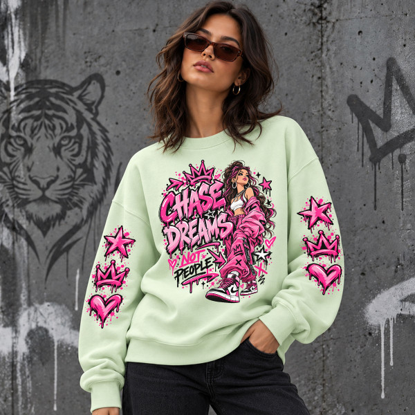 Unisex-collegepaita pastellisävyissä "Chase dreams, not people"