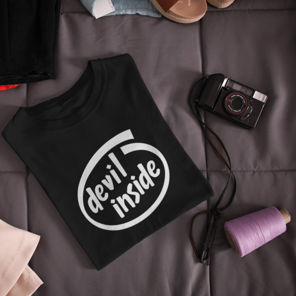 Naisten T-paita "Devil Inside"