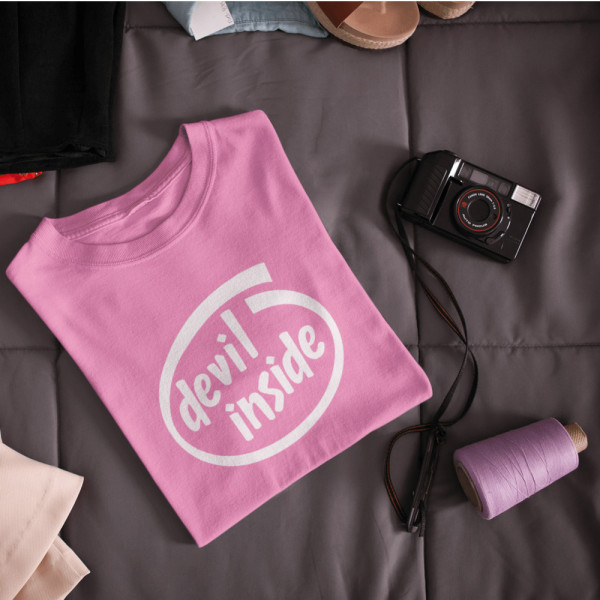 Naisten T-paita "Devil Inside"